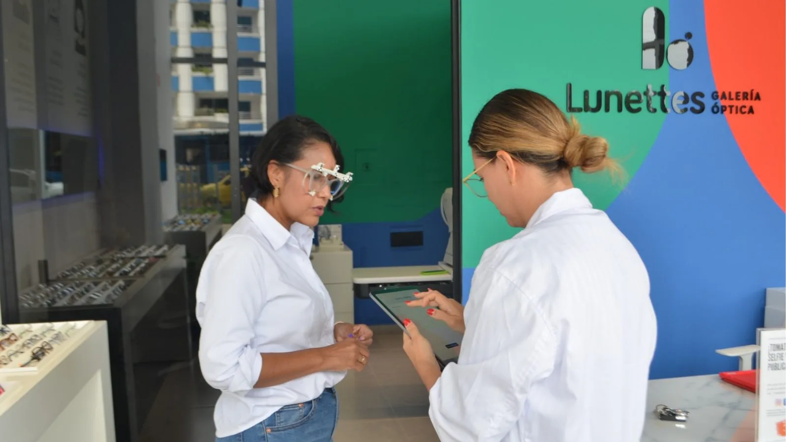 Asesora Lunettes realizando escaneo facial a una clienta