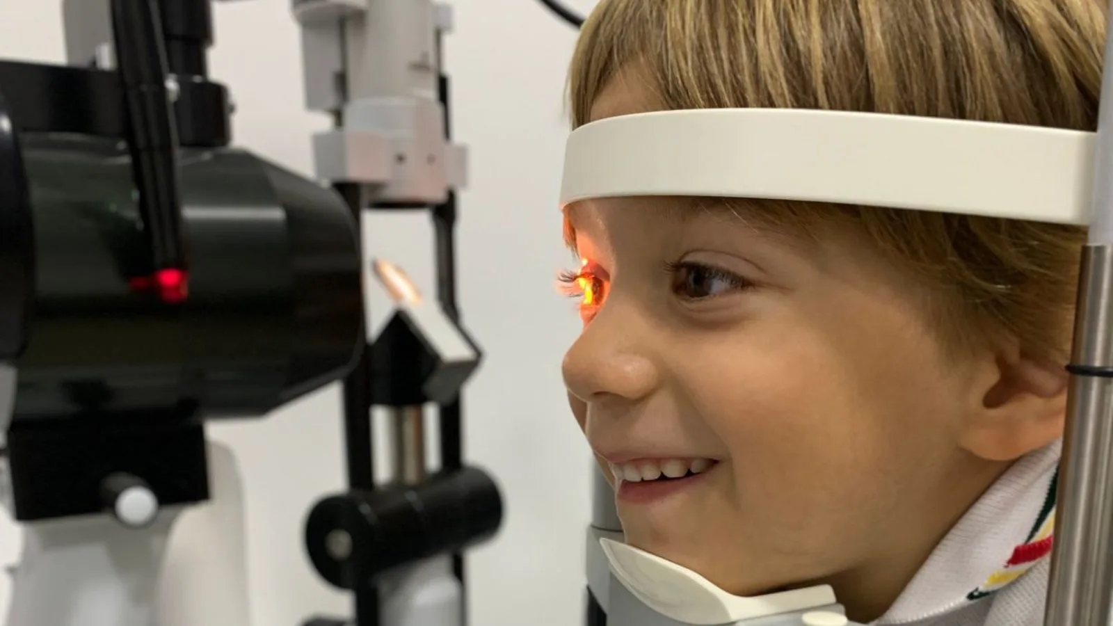 Examen visual a un niño en consultorio Lunettes