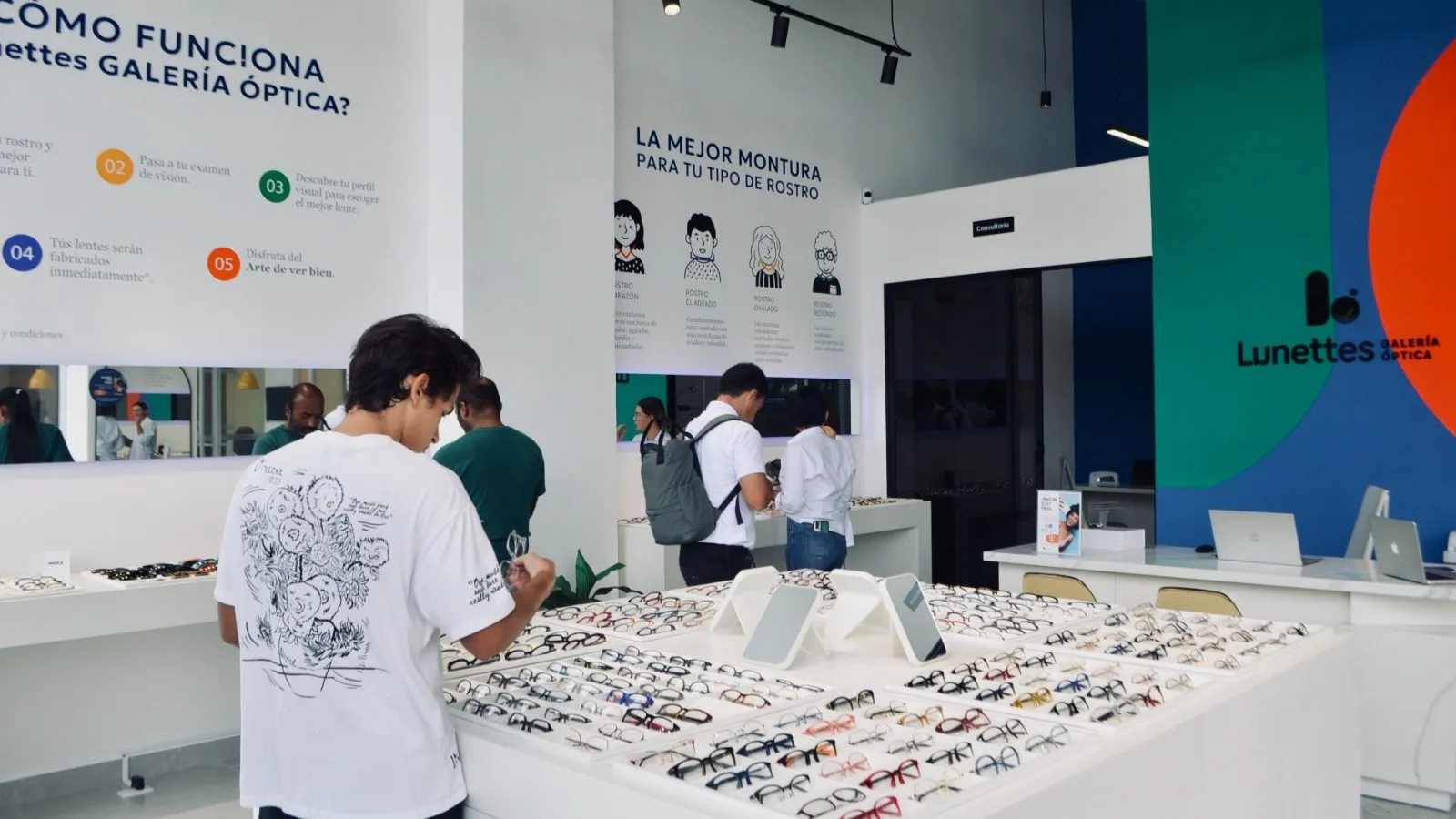 Interior de una Galería Lunettes con exhibición de monturas