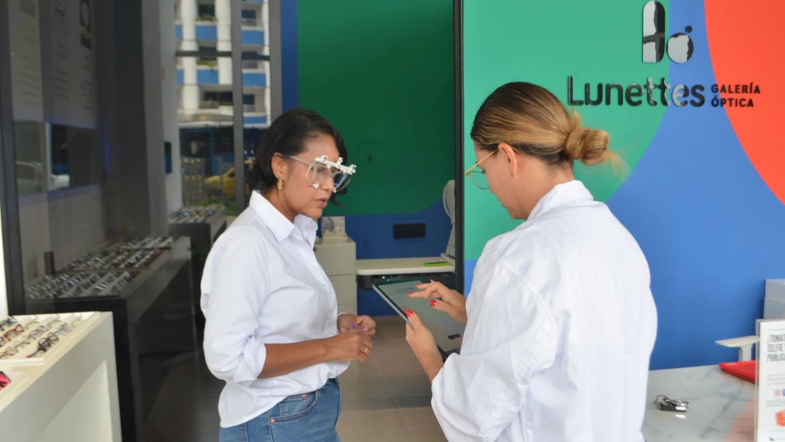 Asesoras Lunettes realizando escaneo facial