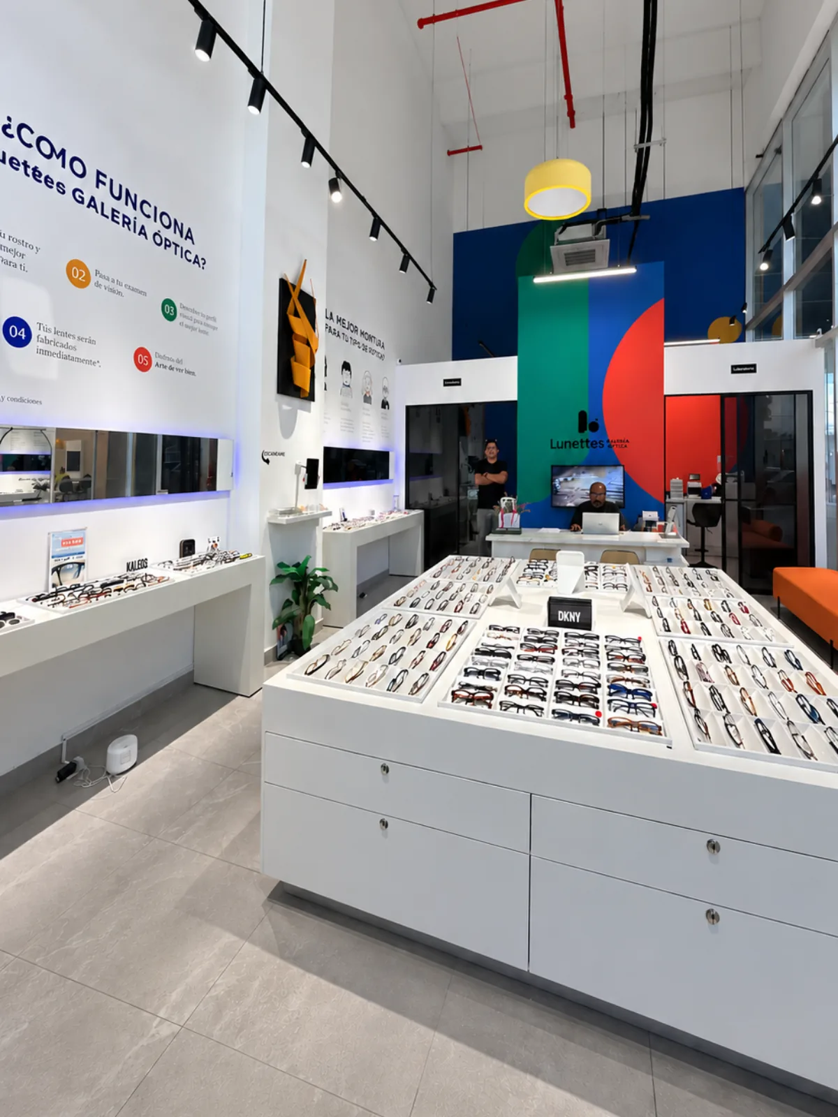 Interior de una Galería Lunettes con exhibición de monturas
