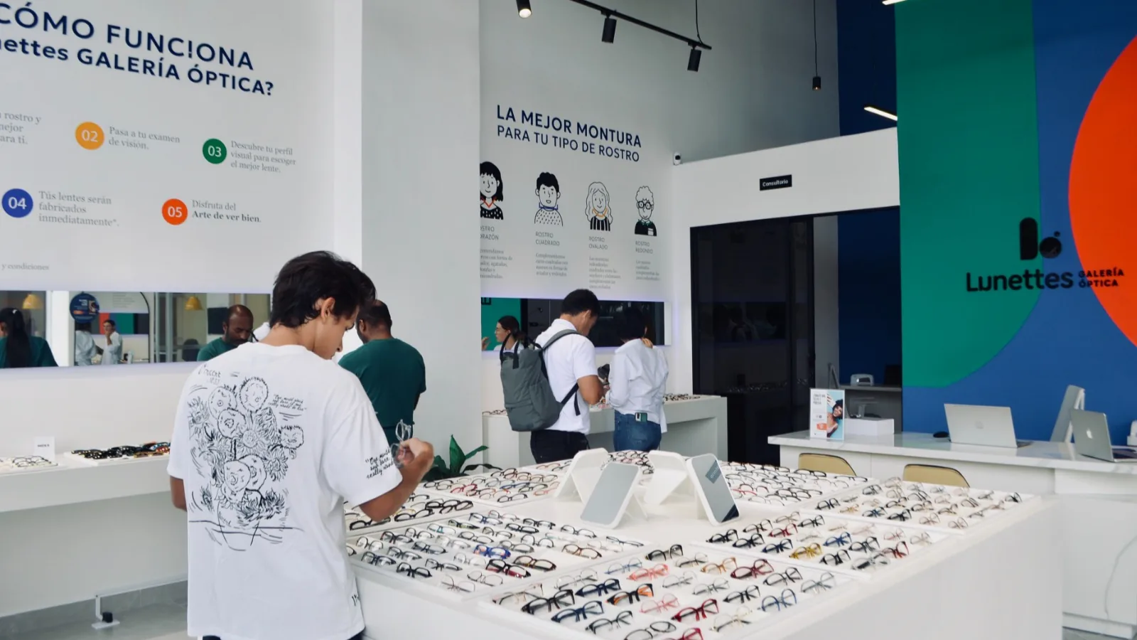 Interior de una Galería Lunettes con exhibición de monturas