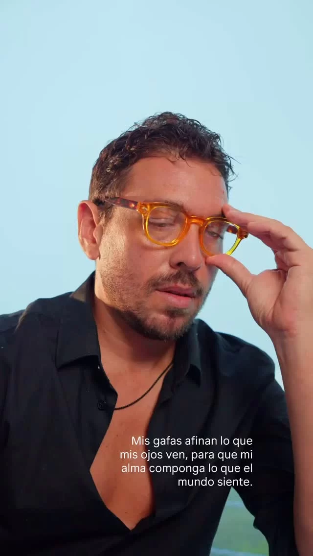🎶 Sebastián Gómez ve la música en colores.
Sus gafas no solo reflejan su estilo, también su manera única de componer, sentir y vivir.
Porque cuando el alma es arte, los ojos también lo cuentan.

✨ El arte de ver bien.
#LunettesGaleríaÓptica #SebastiánGómez #Sanalejo #EstiloConVisión #GafasConPersonalidad