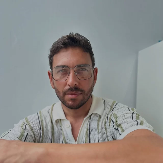 Unas gafas metálicas grandes no tienen que ser sencillas ni convencionales. Qué tal está forma de montura en talla XL de Perry Ellis