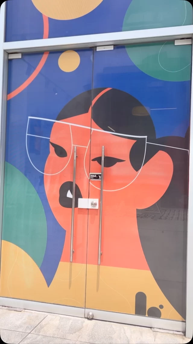 Poema a Lunettes

En un mundo de miradas fugaces,
donde el tiempo corre sin compasión,
nace Lunettes, un refugio brillante,
donde ver se convierte en emoción.

No son solo gafas que enmarcan tus ojos,
son piezas de arte, un reflejo de ti.
Son mapas de sueños y gestos sinceros,
son puentes secretos para descubrir.

Cada montura abraza tu esencia,
cada lente cuida tu forma de mirar.
Porque no es solo ver con claridad,
es verte a ti mismo y volver a brillar.

Aquí, la rapidez no sacrifica el detalle,
la tecnología se funde con el amor.
Un escáner que abraza tu rostro,
un diseño que entiende tu interior.

Lunettes no vende gafas, ofrece visiones,
historias que empiezan al ponértelas hoy.
Te invita a ser arte, a ser tú sin temores,
a vivir cada mirada como un nuevo sol.

Así, entre colores, formas y emociones,
Lunettes te recuerda una simple verdad:
Ver bien es vivir, es sentir sin condiciones,
es un arte que merece tu total libertad.